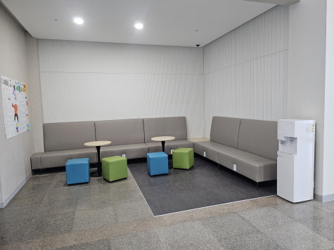 1층 중앙 휴게실 내부사진